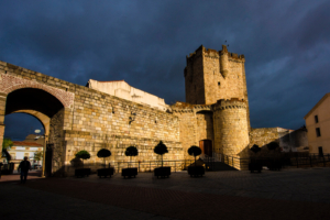 CLASES DE BAILE PRIVADAS EN CORIA castillo duques de alba 300x200 - CLASES DE BAILE PRIVADAS EN CORIA